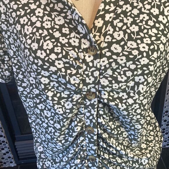 No Boundaries button down flower graphic shirt, juniors size 19, guc - Picture 2 of 8